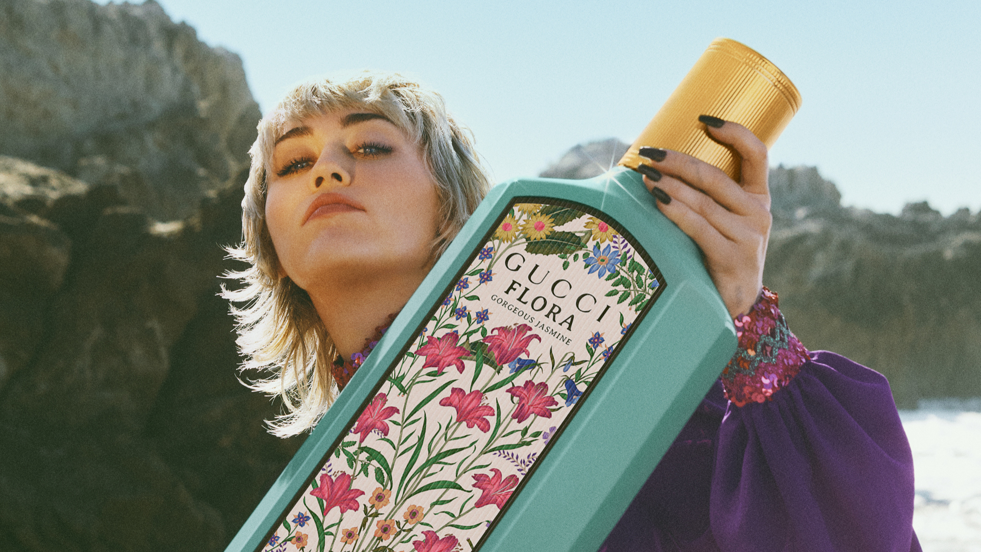 Tirkizna bočica sadrži svetlucavi zlatni čep i jedinstveni Gucci cvetni print koji je kreiran davne 1966. godine.