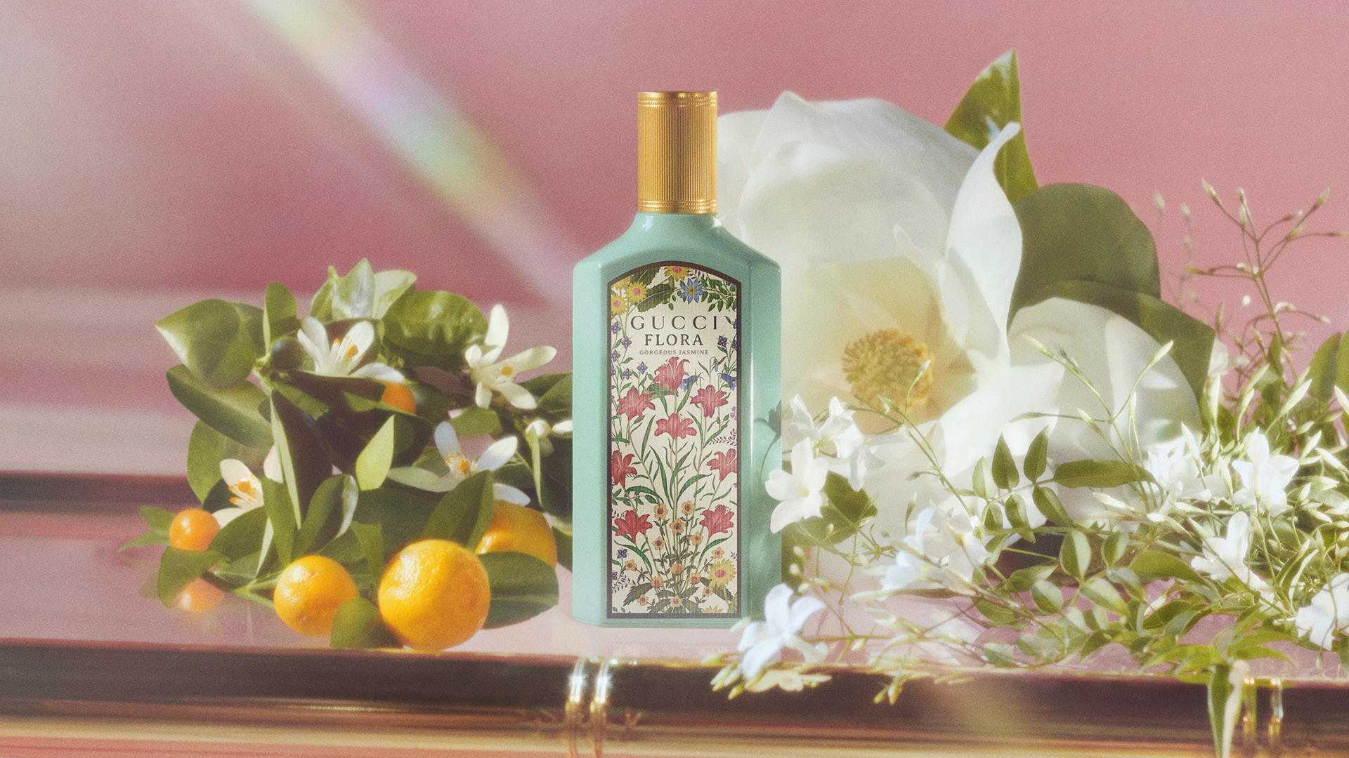 Miris krasi kraljevski grandiflorum jasmin čiji se nežni buketi transformišu u srce i duh novog Gucci Flora Gorgeous Jasmine parfema.